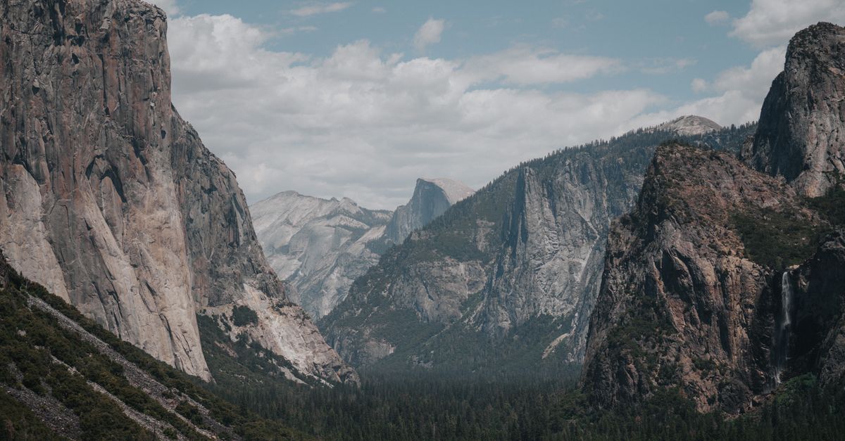 Stunning landscape of Yosemite Valley with El Capitan and lush forest below.