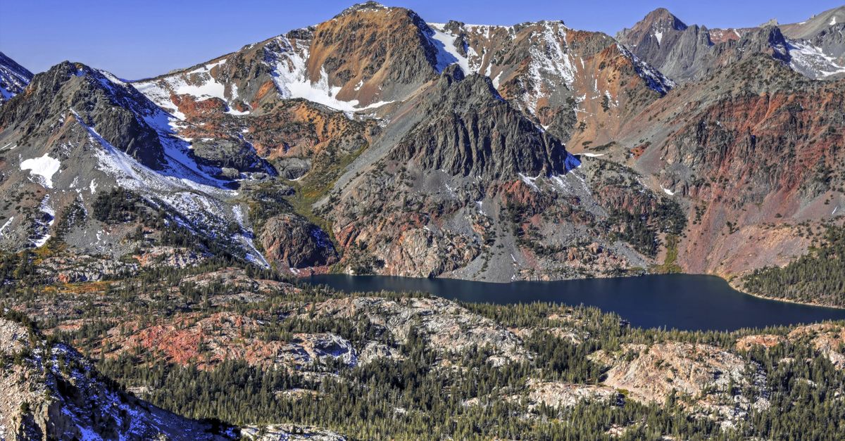 Breathtaking view of the Sierra Nevada mountains and a mountain lake.